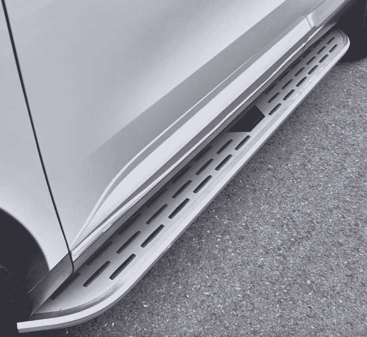 Bậc bước chân Lynk & Co 08